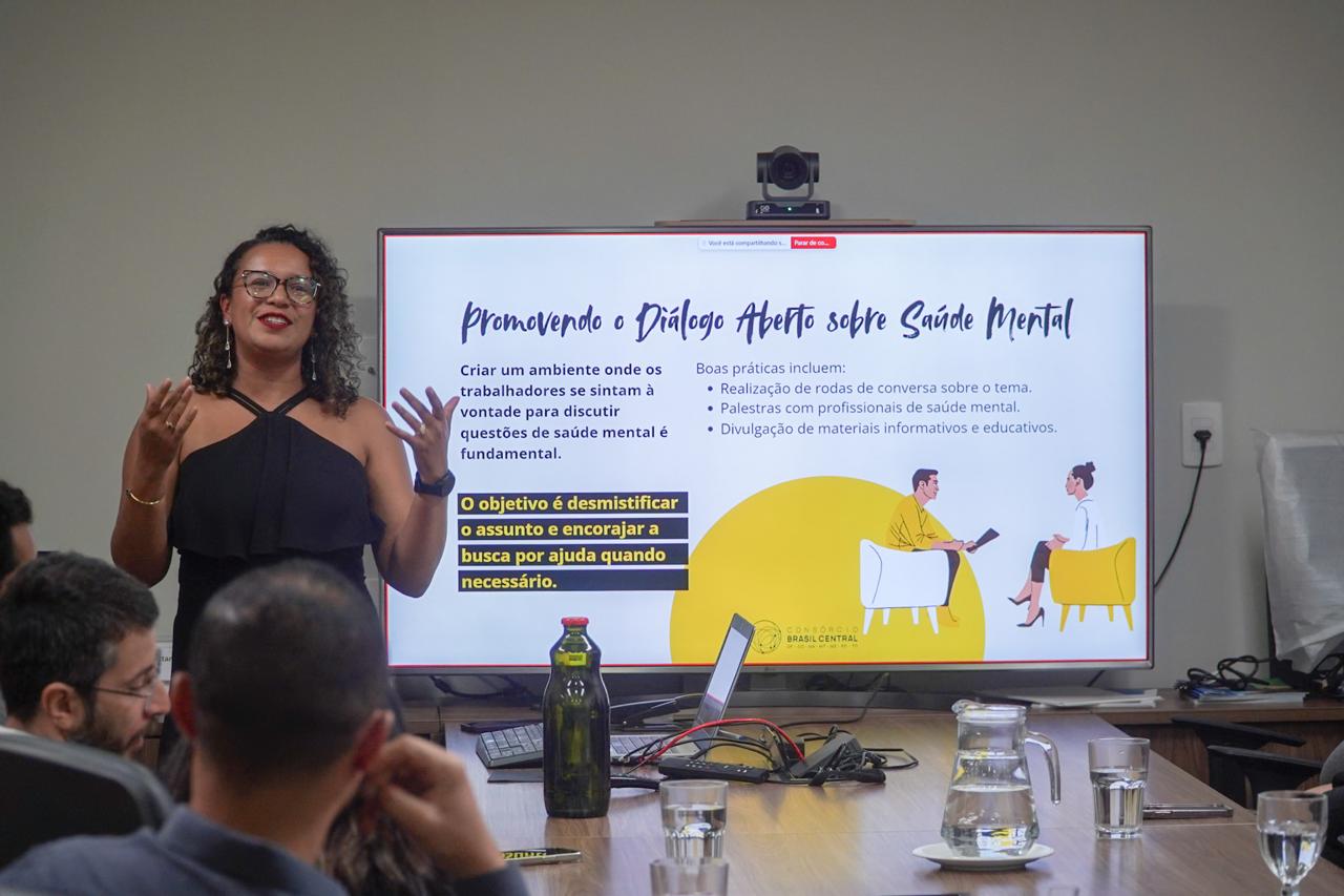 Simone Machado palestrando sobre saúde mental para equipe corporativa
